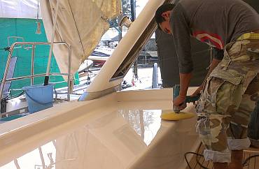 Baw polished the on-deck gelcoat, giving it a beautiful shine