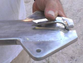 A newly spread thimble over the tip of a forward spreader