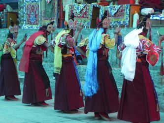 Khedro dancers in front of Lamas