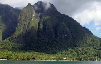 The stunning mountains above the Lobo anchorage