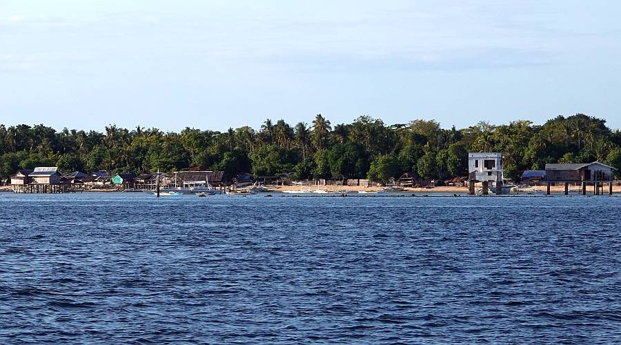 Hingotanan Island over the extensive reef