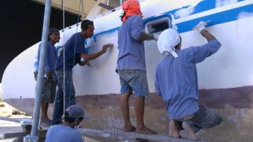 Baw & Jack (on right) applying filler to the topsides